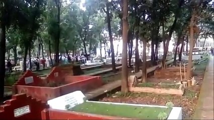 দেখুন আর ভাবুন, কবরটির মানুষ কি ভাবে এতো বছর ধরে ঘুমিয়ে থাকা সর্তেও তার কোন অংশ মাটিতে পচন ধরেনি