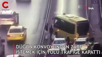 Dolmuş, düğün konvoyundan zarf alabilmek için yolu trafiğe kapattı