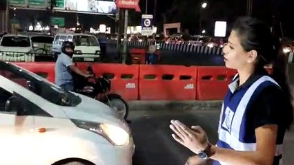 इंदौर का ट्रैफिक संभालती हुई कॉलेज छात्रा का वीडियो वायरल