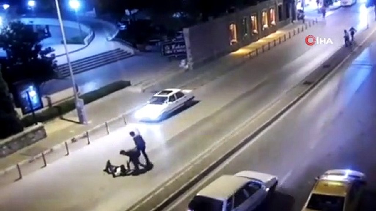 “Dur” ihtarına uymayan sürücü, polisi 400 metre boyunca böyle sürükledi