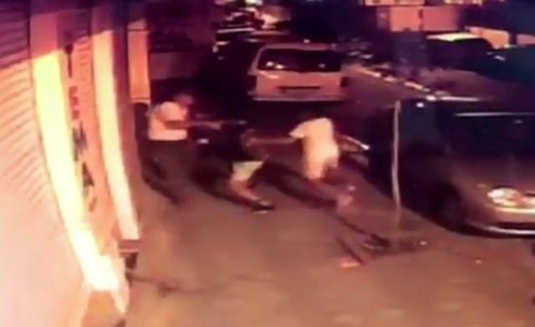 Zeytinburnu'nda yaşlı adamı gasp eden zanlılar kamerada