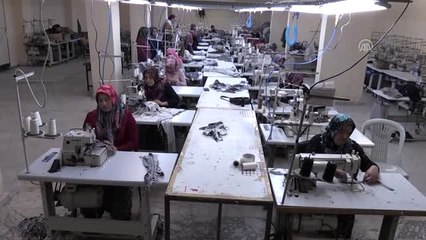 Hamur yoğuran eller dünya markasına elbise dikecek