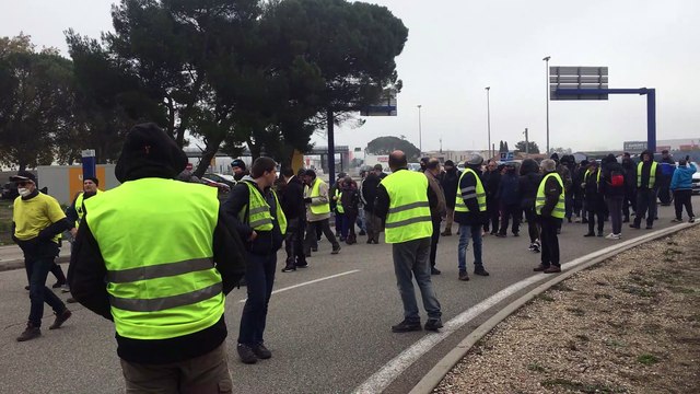 Les gilets jaunes bloquent le rond-point Avignon Nord