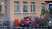 Russie : Un homme menotté à un radiateur échappe à la police et saute  sur une voiture !