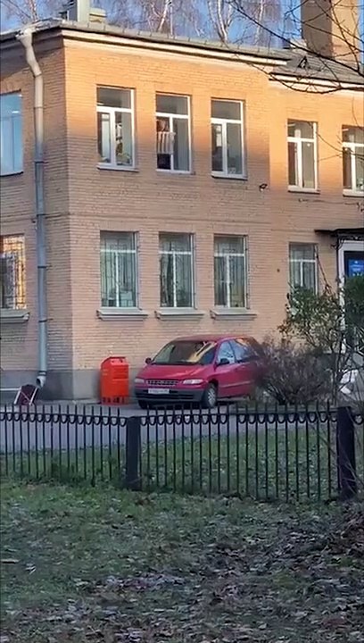 Russie : Un homme menotté à un radiateur échappe à la police et saute  sur une voiture !