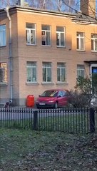 Russie : Un homme menotté à un radiateur échappe à la police et saute  sur une voiture !