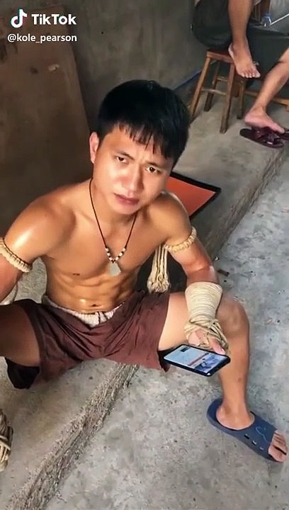 Thaïlande: Ce mec  démontre la puissance de ces jambes contre une barre d'acier