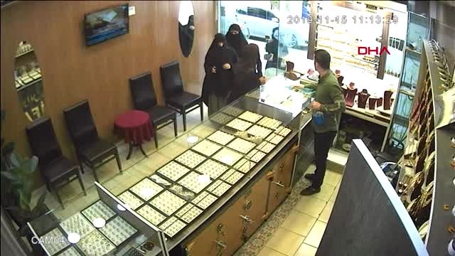 Kara çarşaf giyen hırsızlık şüphelilerini yanlarındaki çocuk ele verdi