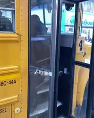 Un chauffeur de bus scolaire vs un petit élève !