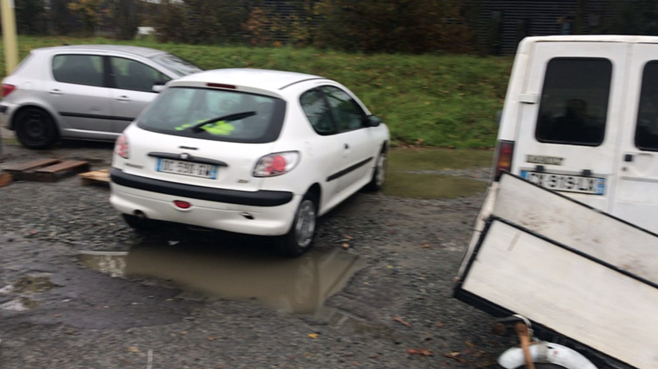 Les Giletd jaunes bloquent la plateforme Martin Brower (Mac Donald’s)