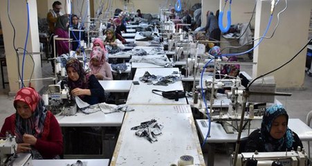 İŞKUR aracılığıyla açılan tekstil atölyesinde eğitim alan kadınlar, dünya markasına elbise dikecek