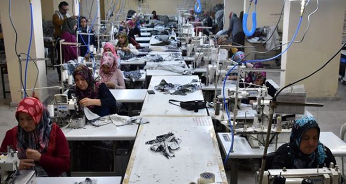 İŞKUR aracılığıyla açılan tekstil atölyesinde eğitim alan kadınlar, dünya markasına elbise dikecek