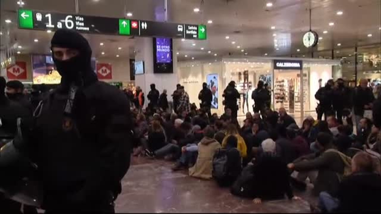 Los Mossos evitan que los CDR bloqueen la estación de Sants