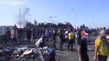 شاهد: متظاهرون عراقيون يسيطرون على جسر حيوي وسط بغداد بعد تراجع قوات الأمن