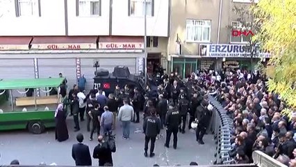 Скачать видео: Pendik'te öldürülen 3 kişinin cenazesi adli tıp kurumuna gönderildi