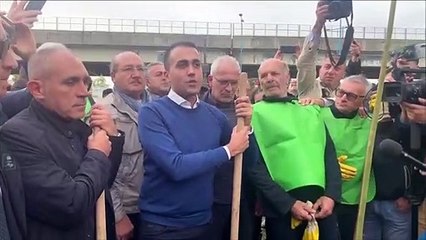 Casoria - Di Maio sui cambiamenti climatici: "Oggi pianteremo circa 15 mila alberi in tutta Italia"