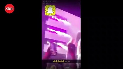 Suudi Arabistan’da iğrenç olay: İç çamaşırını sahneye fırlattı