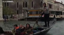 Venezia tenta un ritorno alla normalità mentre si prevedono altri 160 cm d'acqua