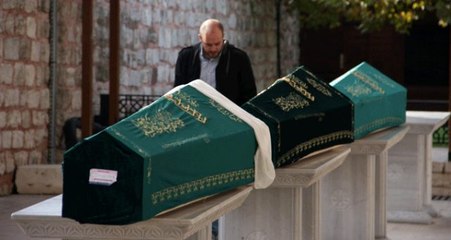 Bakırköy'de siyanür ile yaşamlarına son veren aile defnedildi