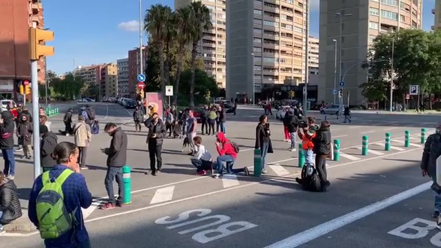 Desalojan a 60 personas que cortaban el tráfico junto a Sants