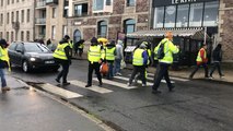 Les Gilets jaunes défilent dans les rues