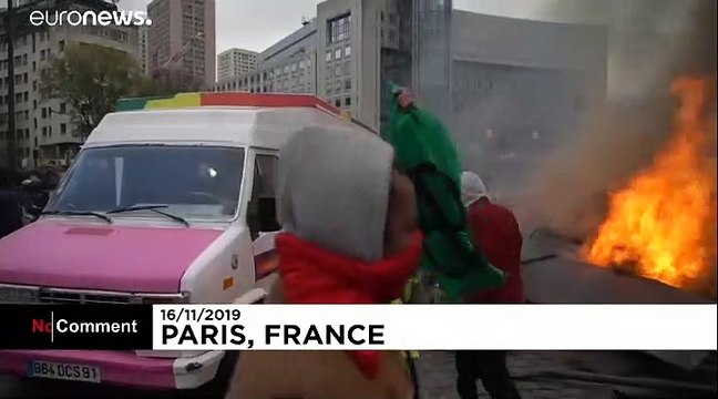 'Yellow vests' back on the streets of Paris to mark movement's one-year anniversary