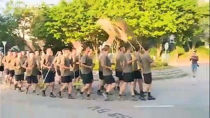 Exército chinês limpa ruas de Hong Kong