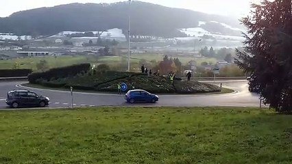 Les Gilets jaunes de Tarare tentent d'investir les  giratoires