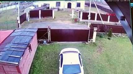 Rusya'da düşen küçük uçak kameralara böyle yansıdı