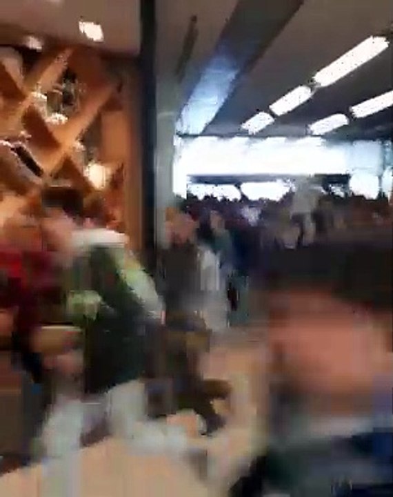 Ankara'da bir elektronik ürün mağazası, açılışa özel hediyeler dağıtacağını duyurunca izdiham yaşandı: Açılış iptal edildi