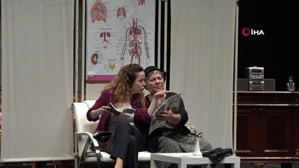 Usta oyuncular Bedia Ener ve Cihat Tamer'e Kristal Çınar Onur ödülü