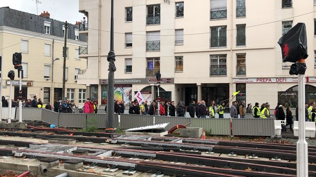 300 gilets jaunes manifestent dans le centre-ville
