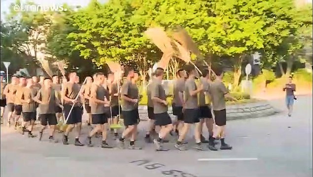 Hong Kong: le truppe cinesi puliscono le strade dopo gli scontri