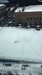 Il s'amuse à dessiner une énorme toile d’araignée dans la neige à Cleveland