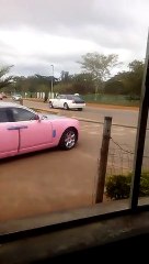 شاهد:ملك يهدي زوجاته الـ 14 أسطولاً من سيارات "رولز رويس"