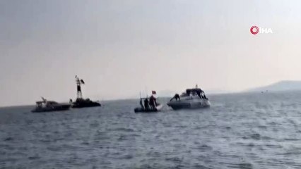 Kadıköy'de kayalıklara çarpan iki tekne kurtarıldı