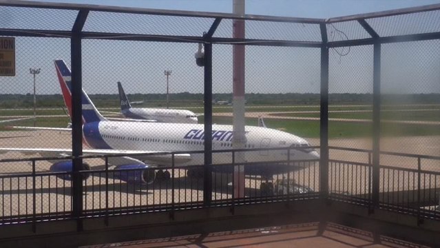 Un grupo de 226 médicos cubanos sale de Bolivia en medio de la crisis