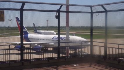 Un grupo de 226 médicos cubanos sale de Bolivia en medio de la crisis