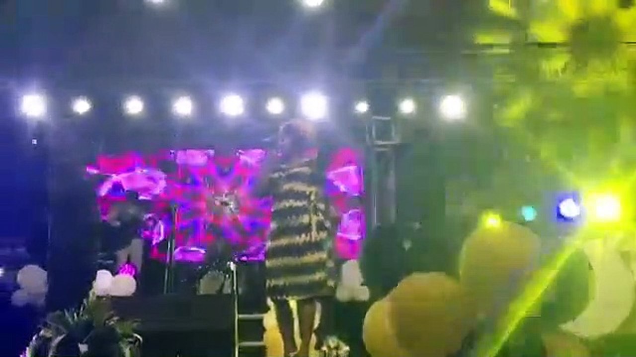 Tina Glamour (Mère de DJ Arafat)  loue le seigneur au concert d'Excell