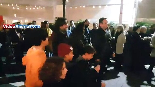 Andria: all'improvviso cantano 'O sole mio nell'area pedonale e i passanti applaudono