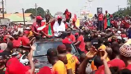 Foniké Menguè et l'ex ministre de la sécurité sur le toit ouvrant d'un véhicule