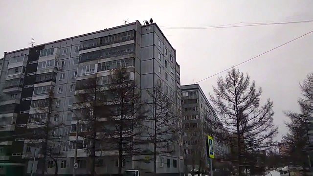 Ces ouvriers ont une méthode à la fois insolite et dangereuse de charger leur camion