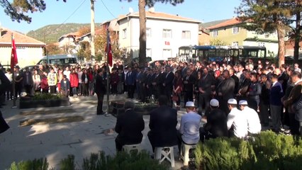 Descargar video: Şehit öğretmen Aybüke Yalçın kabri başında anıldı - ÇORUM