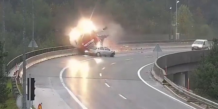 La criminal imprudencia de este conductor empuja al camión al abismo y la muerte