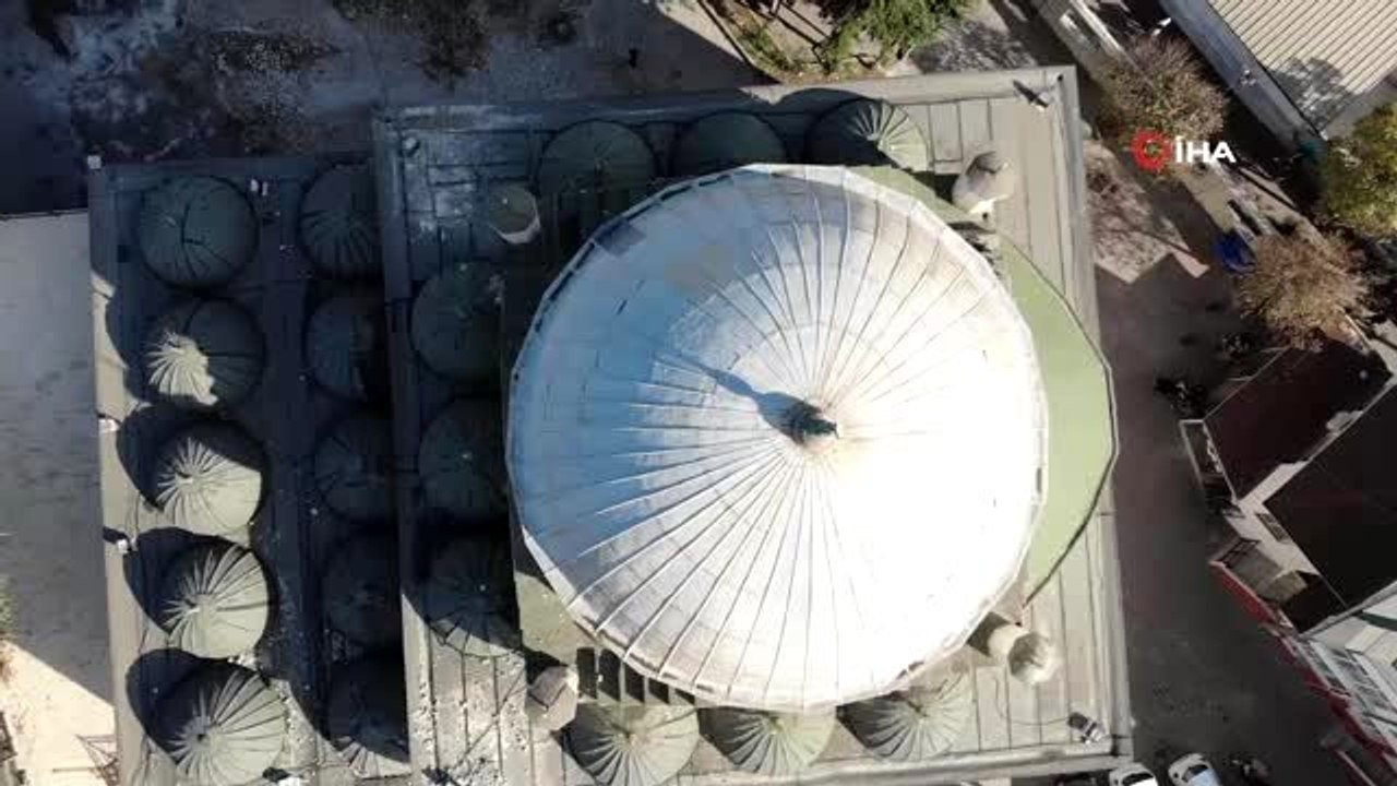 Avcılar'da depremde minaresi yıkılan caminin akıbeti bekleniyor