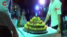 Düğünde davetliler şaşkına döndü! Pasta yerine bakın ne kestiler