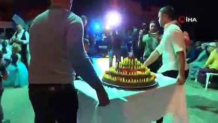 Düğünlerinin unutulmaz olmasını isteyen çift pasta yerine çiğ köfte kesti