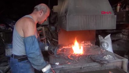 48 yıldır demir dövüyor