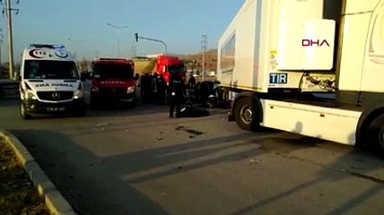 Otomobil, TIR'ın altına girdi: 3 ölü, 1 yaralı
