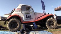 Kadın off-road pilotunu eşi ve çocukları yalnız bırakmıyor